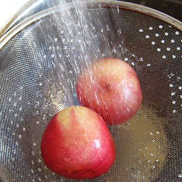 washing nectarine