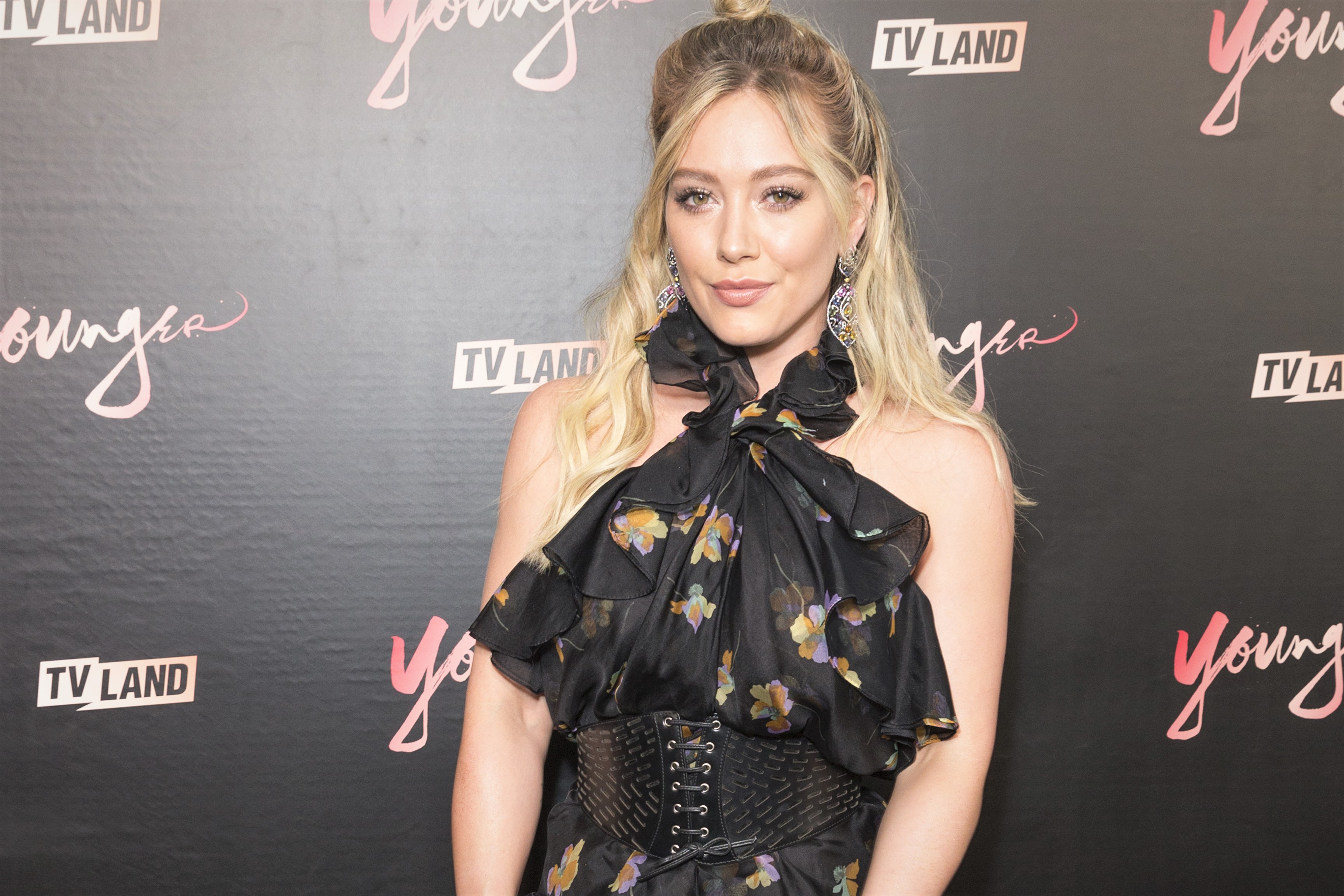 TV Land Younger Carpet Hilary Duff Black Floral